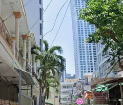 Bán đất khu phố tây quân trấn đường Hùng Vương - Nha Trang , cách biển 300m
Dt : 226m2 ngang 7,3m