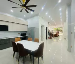 Cho thuê nhà có thang máy, đường rộng 30m, gồm 6 phòng ngủ đủ đồ ở luôn