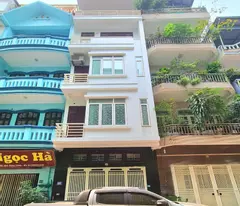 Bán nhà phố Chùa Láng, Đống Đa 56m, 5 tầng, mt 5m. Giá: 27 tỷ. LH: 0937158386