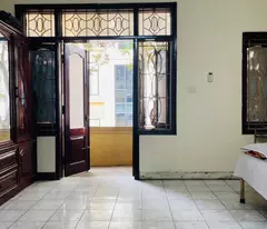 Cho thuê nhà 5 tầng, 10 phòng, vệ sinh khép kín,  vị trí đẹp mặt tiền rộng phố Đội Cấn