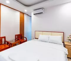 khách sạn Cổ Linh, dòng tiền ổn định 1.2tỷ/năm ,vỉa hè, ôtô dừng đỗ ngày đêm