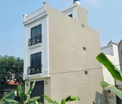 CC CẦN BÁN CĂN NHÀ 3 TẦNG 1 TUM CÁCH ĐƯỜNG 32 VÀI TRĂM MÉT.