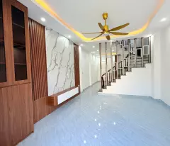 CC CẦN BÁN CĂN NHÀ 3 TẦNG 1 TUM CÁCH ĐƯỜNG 32 VÀI TRĂM MÉT.