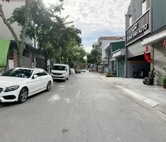 Cần bán 100m2 nhà C4 mặt phố Nguyễn Văn Hưởng. Khu dân trí cao, an ninh tốt, tiện ích nhiều