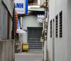 NHÀ NỞ HẬU ĐẸP–SÁT MT-TRƯỚC CỔNG TRƯỜNG PHAN BỘI CHÂU.