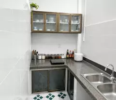 NHÀ NỞ HẬU ĐẸP–SÁT MT-TRƯỚC CỔNG TRƯỜNG PHAN BỘI CHÂU.