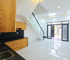 Bán nhà mặt phố đường Trường Lưu, Q9, Thủ Đức, TP HCM. DT 50m2, 3 tầng, SH. Giá 4,7 tỷ.
