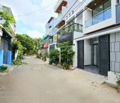 Bán nhà mặt phố đường Trường Lưu, Q9, Thủ Đức, TP HCM. DT 50m2, 3 tầng, SH. Giá 4,7 tỷ.
