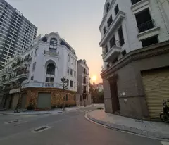 BÁN SHOPHOUSE TRÂU QUỲ  GIA LÂM, HÀ NỘI  81m2 mt 5m, đường 20m. Lh 0989894845