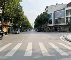 Cần bán căn góc nhà mặt phố Phạm Khắc Quảng: 59m2, từ tầng 2 lên 74m2, 3 mặt xung quanh là vườn hoa