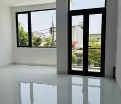Ở khu đô thị Hòa Xuân mà giá rẻ vô địch. Chỉ nhỉnh 5 tỷ mà có ngay căn nhà 2 tầng kiên cố siêu đẹp.