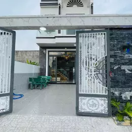 Bán Gấp Nhà Ngộp Bình Chánh, ngay trung tâm hành chính huyện, tiện ích đầy đủ, khu dân trí cao ..!