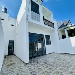 nhà lầu 6.5m x 15m sổ riêng thổ cư đường ô tô vào tận nhà