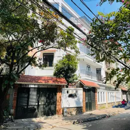 Nên xin và lưu từ 5 – 10 số điện thoại của một vài bạn bè đồng nghiệp hoặc anh chị lớn tuổi để kết
