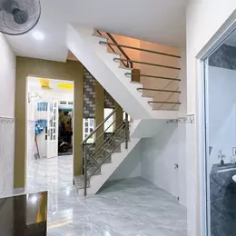 Hẻm xe hơi cách nhà 50 m 
Ngang 3 x 9 Q4 Cách Q 1-100 m 
hơn 2,5 tỷ