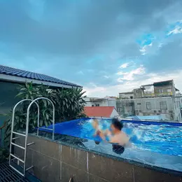 12tr/tháng. Cho thuê nhà kiệt ô tô Phan Chu Trinh gần cầu An Cựu. Có bể bơi