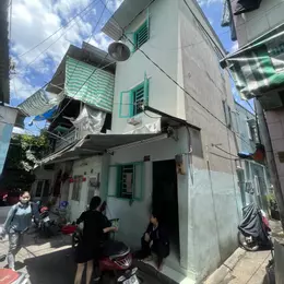 Mặt tiền hẻm Bến Vân Đồn- Hẻm trứớc nhà 4m Ngang 4 x 5 trệt lầu nhà C4 
hơn 1 tỷ Q4