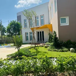 Nhà phố hoàn thiện trong ngoài, đường 13m giá 990tr