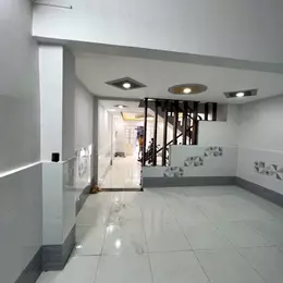 3.25 TỶ- NHÀ 2 TẦNG SÁT BÊN HÔNG CHỢ HÓC MÔN - HẺM XE HƠI- ĐANG CHO THUÊ 5TR/TH