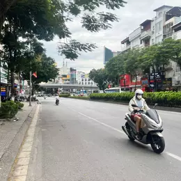 bán nhà mặt phố Nguyễn Văn Cừ, 135m, mặt tiển 5.5m, vỉa hè 7m, chính chủ, full thổ cư