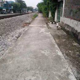 Mảnh đất đối diện số 676 Văn Cao qua đường tầu. Đường gom rộng 3m, ô tô vào tận nhà.