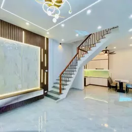 Mặt tiền rộng rãi, cách phố chỉ 30m - Nhà 6 phòng ngủ, mỗi phòng đều có ban công và thiết kế nở