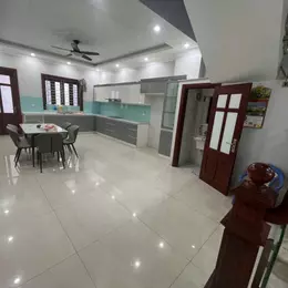 BÁN NHÀ DÂN XÂY NGỌC LÂM NGÕ Ô TÔ TRÁNH VỈA HÈ 2 BÊN KINH DOANH ĐỈNH 50M 5 TẦNG NHỈNH 11 TỶ GIÁ