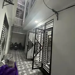 Nhà đẹp giá tốt mặt tiền 5m rộng rãi 5 tầng xây mới
cách đường quốc lộ 15m đi vào 
Ngay mặt phố