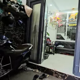 Sát mặt tiền Xóm Chiếu Q4 
Ngang 3 nở hậu 4 Dài 11 m 
HƠN 2  TỶ