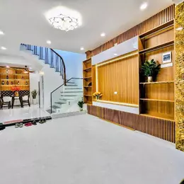 Bán nhà hồ Hoàng Cầu, DT 48m2, 4 tầng 1 tum, gần phố, vài bước chân ra hồ Hoàng Cầu
