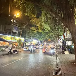 NHÀ ĐẸP - CẠNH PHỐ - NGÕ THÔNG ÔTÔ - 4 TẦNG, 25M2 - GẦN HỒ VÀ CHỢ - NHỈNH 8.3 TỶ