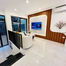 Chính chủ gửi bán nhà tập thể tầng 1 Nghĩa Tân, nhà đẹp, đủ nội thất, vỉa hè, kinh doanh, ô tô đỗ