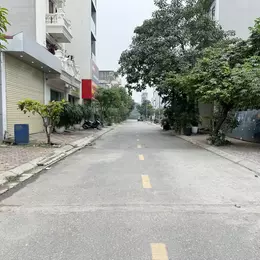 Cần bán xẻ khe 90m2 đất TĐC Thạch Bàn. Đường 13m, vỉa hè rộng, gần dự án Himlam