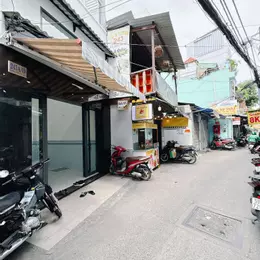 Sát mặt tiền đường Vĩnh Khánh Q 4 cách 0.5 giây Q1 
Đường trước nhà 4.5 m
DIỆN TÍCH 150 M2 
NHÀ