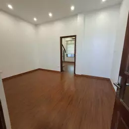 BÁN NHÀ TẬP THỂ QUÂN SỰ HOÀNG QUỐC VIỆT .DT ;34/80m- tầng 5 - GIÁ 3,1 TỶ.3 PHÒNG NGỦ CẦU THANG RỘNG