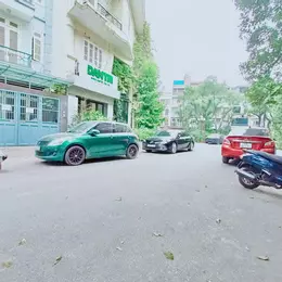 Căn nhà riêng này tọa lạc tại vị trí đắc địa, Ngõ 2 Phố Giảng Võ, Đống Đa, Hà Nội, với diện tích