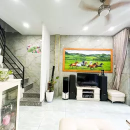 Bán Nhà kế Phan Xích Long, 2 Tầng 2 PN, Có sân để xe Nhỉnh 3 Tỉ