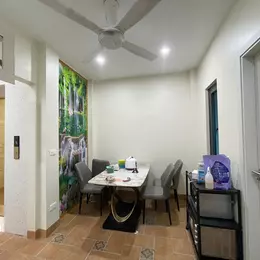 Chính chủ cần bán 32m2 nhà 4,5 tầng, cách 100m ra đường Hồng Tiến. Ô tô đỗ cửa, thang máy