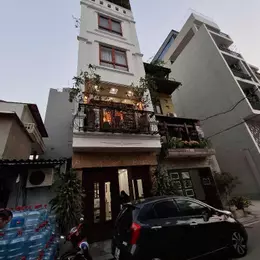 MẶT ĐƯỜNG Ô TÔ TRÁNH, 7 CHỖ VÀO NHÀ, THIẾT KẾ ĐẸP, NỘI THẤT SỊN SÒ.Sổ vuông đẹp sẵn giao dịch.