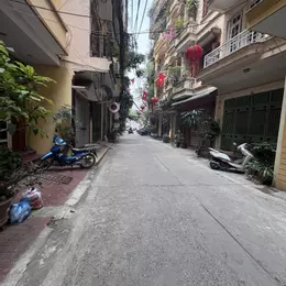BÁN NHÀ NGÕ 1142 ĐÊ LA THÀNH BA ĐÌNH - NGÕ PHÂN LÔ Ô TÔ Ô TÔ TRÁNH KINH DOANH: 63M2 - 26.95 TỶ
