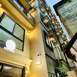 BÁN TOÀ CHDV LÊ VĂN LƯƠNG, CẦU GIẤY - 180M2 x 7 TẦNG THANG MÁY - MT 10M - Ô TÔ ĐỖ CỔNG - 30M RA