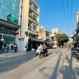 Tòa nhà ngang 10.5m gần sân bay – hơn 1.400m² sàn, phù hợp khai thác văn phòng