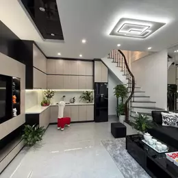 Bán nhà 5 tầng phố Đội Cấn, Ba Đình, gần phố, sẵn nội thất, vuông vắn, 28m, 6.9 tỷ