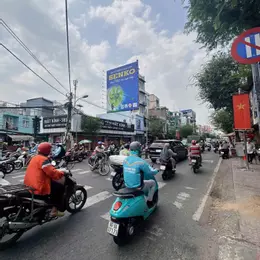 MẶT TIỀN TRẦN NGUYÊN HÃN QUẬN 8 – SÁT QUẬN 5 – VỈA HÈ RỘNG KINH DOANH ĐỈNH