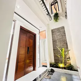 NHÀ MỚI Ô TÔ ĐỖ CỬA FULL NỘI THẤT Lý Sơn-Long Biên 50m2,5 Tầng 8.3 tỷ.