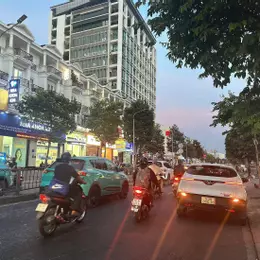 Bán Khách sạn ngay Emart Phan Văn Trị 5 lầu 13P DTS 255m2 khai thác 100tr chỉ 13.9 tỷ.