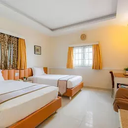 Cho thuê khách sạn 42 phòng có nhà hàng sân đậu xe ngay trung tâm Đà Lạt giá 110 triệu