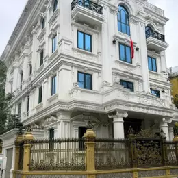 Cho thuê nhà, Chùa Láng, Nguyễn Chí Thanh, THANG MÁY, 327m2x 4T -60 tr