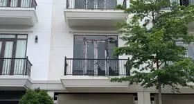 CẦN BÁN CĂN LK VIIEW CÔNG VIÊN 3 TẦNG 1 TUM 85.5M2 X4.5 TỶ KHU ĐÔ THỊ AN PHÚ- SƠN LA.