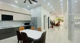 CHO THUÊ NHÀ 6 PHÒNG NGỦ CÓ THANG MÁY SẴN ĐỒ VÕ CƯỜNG